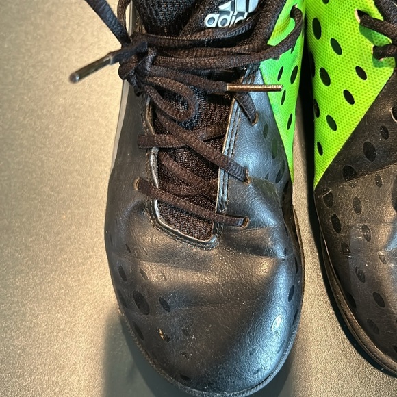 🌿kids / boys soccer turf shoes, size 4.5🌿 - Picture 2 of 7